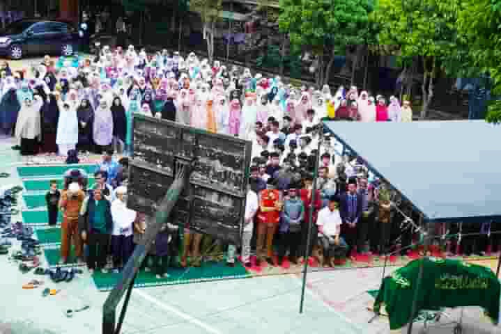 Suasana pelepasan jenazah almarhumah, Ratna Yulidawati, Senin (13/5/2024) di halaman SMK N. I Padang Panjang.